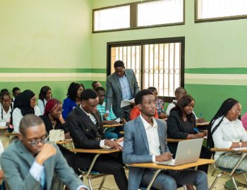 Des étudiants en cours avec un enseignant.
